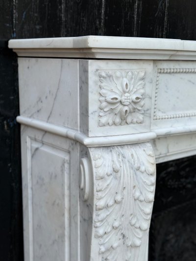 Mantello Luigi XVI in marmo bianco di Carrara del 1880 circa
