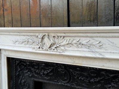 Mantello Luigi XVI in marmo bianco di Carrara del 1880 circa