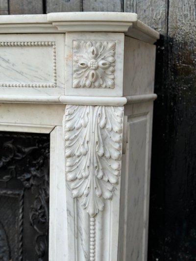 Mantello Luigi XVI in marmo bianco di Carrara del 1880 circa