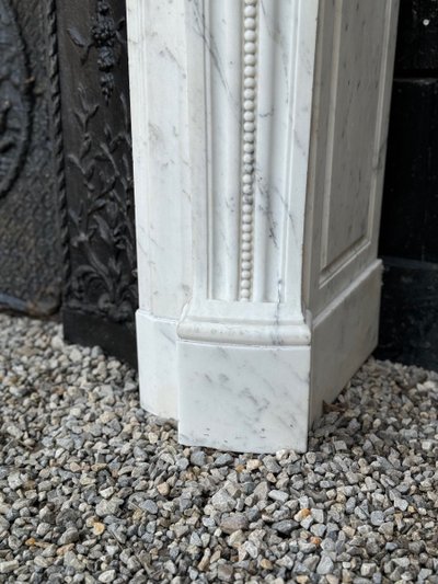 Mantello Luigi XVI in marmo bianco di Carrara del 1880 circa