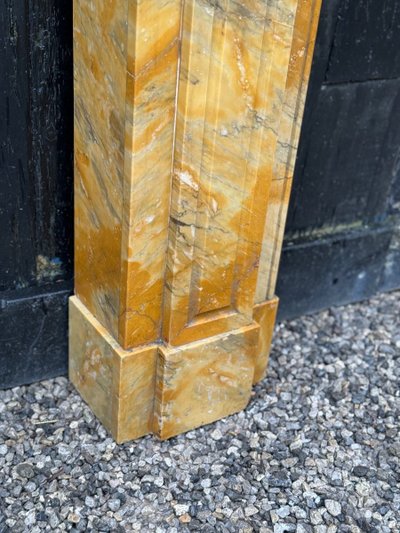 Camino in stile Luigi XVI in marmo giallo di Siena, circa 1880
