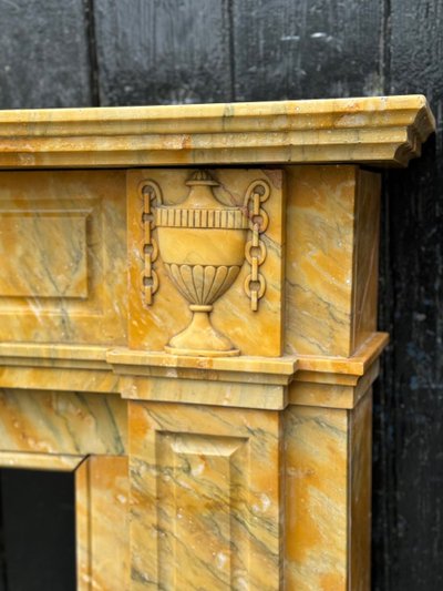 Camino in stile Luigi XVI in marmo giallo di Siena, circa 1880