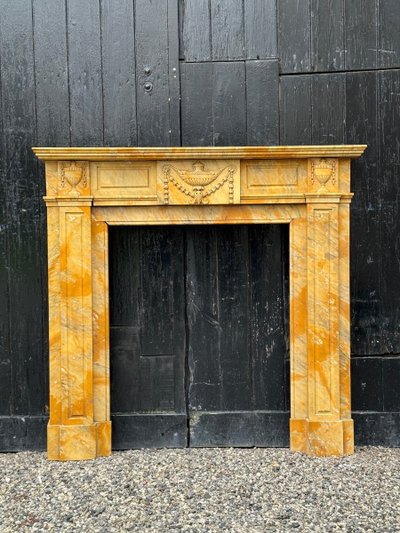 Camino in stile Luigi XVI in marmo giallo di Siena, circa 1880