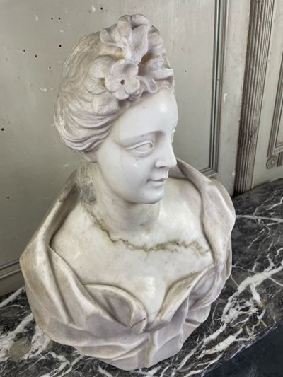 Busto femminile in marmo di Carrara, fine del XVIII secolo, Italia settentrionale