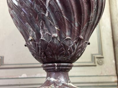 Bacino in marmo Saravezza con corpo scanalato a spirale e coperchio, circa 1900