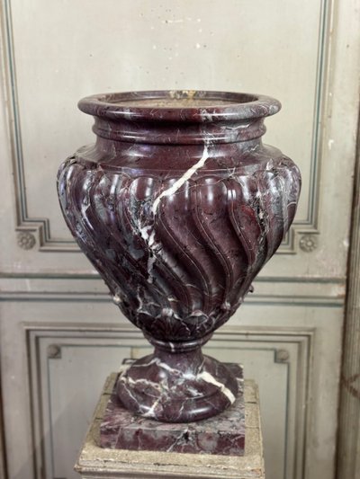 Bacino in marmo Saravezza con corpo scanalato a spirale e coperchio, circa 1900