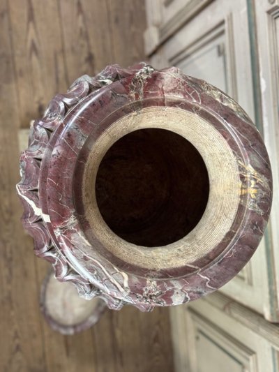 Bacino in marmo Saravezza con corpo scanalato a spirale e coperchio, circa 1900