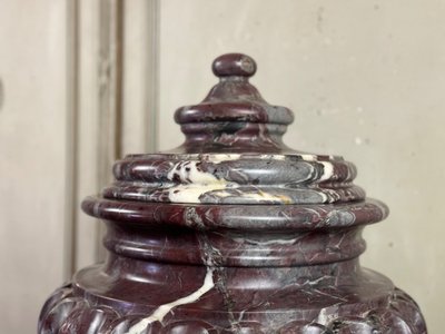 Bacino in marmo Saravezza con corpo scanalato a spirale e coperchio, circa 1900