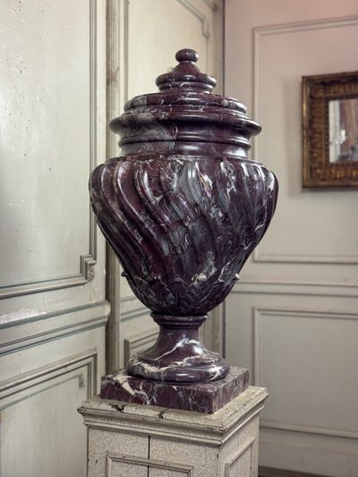 Bacino in marmo Saravezza con corpo scanalato a spirale e coperchio, circa 1900