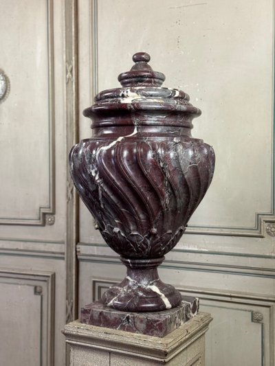Bacino in marmo Saravezza con corpo scanalato a spirale e coperchio, circa 1900