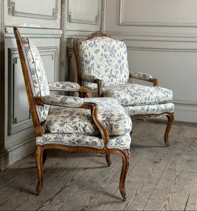 Paire De Fauteuils à La Reine Louis XV En Bois Sculpté Et « chené », XVIIIème Siècle