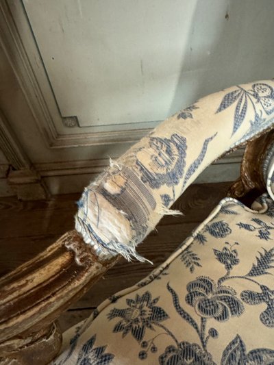 Paire De Fauteuils à La Reine Louis XV En Bois Sculpté Et « chené », XVIIIème Siècle