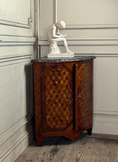Encoignure Luigi XV, intarsio a cubo senza fondo, XVIII secolo