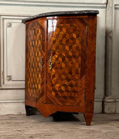 Encoignure Luigi XV, intarsio a cubo senza fondo, XVIII secolo