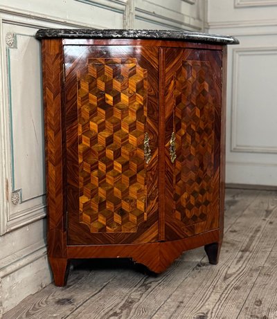 Encoignure Luigi XV, intarsio a cubo senza fondo, XVIII secolo