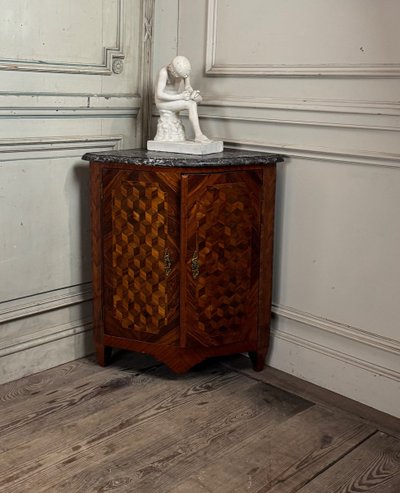 Encoignure Luigi XV, intarsio a cubo senza fondo, XVIII secolo