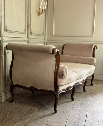 Letto da riposo Luigi XV in faggio intagliato sui 4 lati , Francia, XVIII secolo