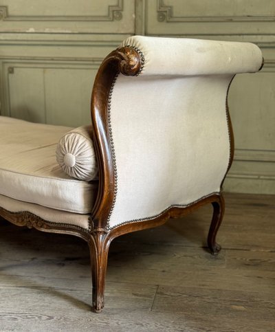 Letto da riposo Luigi XV in faggio intagliato sui 4 lati , Francia, XVIII secolo