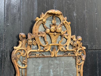 Grande specchio Luigi XV in legno intagliato e dorato con paretine, Francia, XVIII secolo