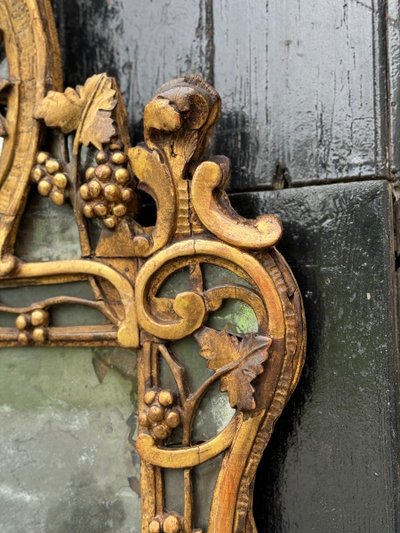 Grande specchio Luigi XV in legno intagliato e dorato con paretine, Francia, XVIII secolo