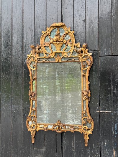 Grande specchio Luigi XV in legno intagliato e dorato con paretine, Francia, XVIII secolo