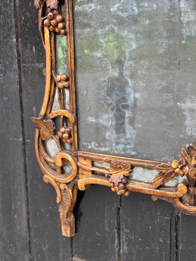 Grande specchio Luigi XV in legno intagliato e dorato con paretine, Francia, XVIII secolo