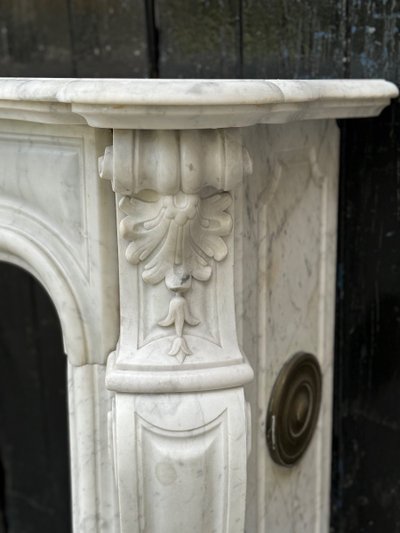 Mantello in marmo di Carrara in stile Luigi XV Circa 1880