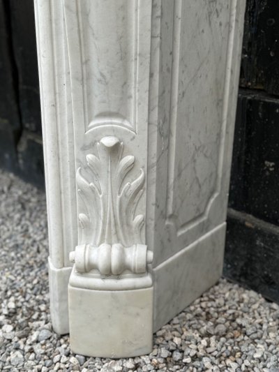 Mantello in marmo di Carrara in stile Luigi XV Circa 1880