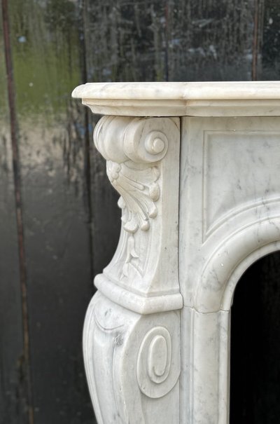 Mantello in marmo di Carrara in stile Luigi XV Circa 1880