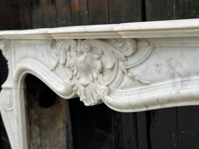 Mantello in marmo di Carrara in stile Luigi XV Circa 1880