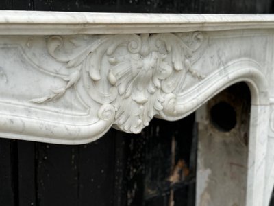 Mantello in marmo di Carrara in stile Luigi XV Circa 1880