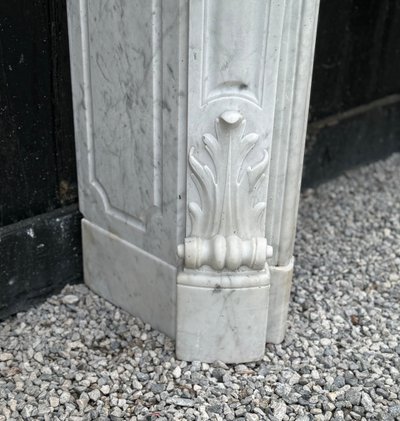 Mantello in marmo di Carrara in stile Luigi XV Circa 1880