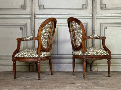 Paire De Fauteuils Louis XVI En Bois Sculpté, XVIIIème Siècle
