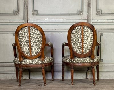 Paire De Fauteuils Louis XVI En Bois Sculpté, XVIIIème Siècle
