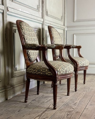 Paire De Fauteuils Louis XVI En Bois Sculpté, XVIIIème Siècle