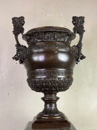 Vase En Bronze Patiné Aux Anses Surmountées De Bustes Bicéphales 19th Century