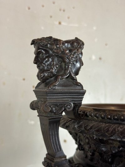 Vase En Bronze Patiné Aux Anses Surmountées De Bustes Bicéphales 19th Century