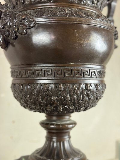 Vase En Bronze Patiné Aux Anses Surmountées De Bustes Bicéphales 19th Century