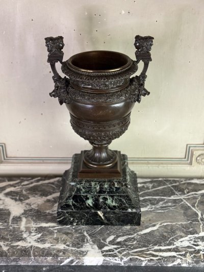 Vase En Bronze Patiné Aux Anses Surmountées De Bustes Bicéphales 19th Century
