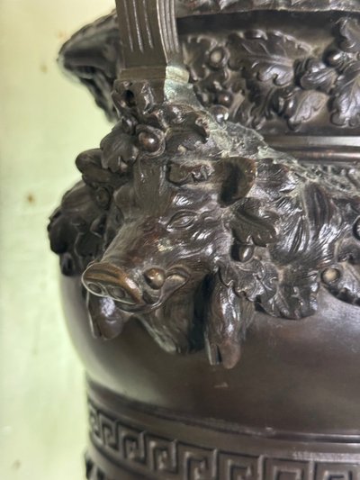Vase En Bronze Patiné Aux Anses Surmountées De Bustes Bicéphales 19th Century