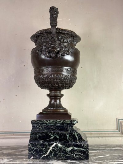 Vase En Bronze Patiné Aux Anses Surmountées De Bustes Bicéphales 19th Century