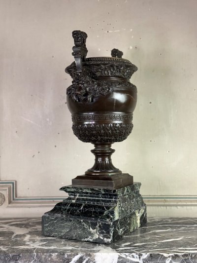 Vase En Bronze Patiné Aux Anses Surmountées De Bustes Bicéphales 19th Century