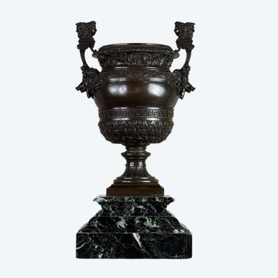 Vase En Bronze Patiné Aux Anses Surmountées De Bustes Bicéphales 19th Century