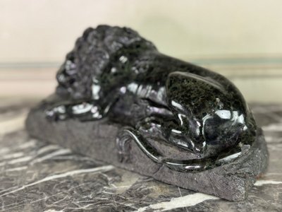 Scultura in marmo verde serpentino, Il leone di Lucerna di Bertel Thorvaldsen 1880 ca.