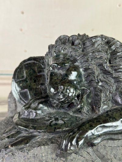 Scultura in marmo verde serpentino, Il leone di Lucerna di Bertel Thorvaldsen 1880 ca.