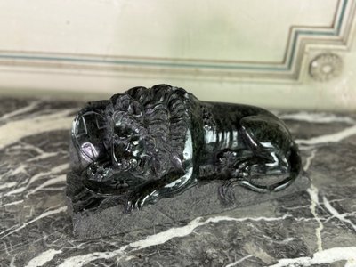 Scultura in marmo verde serpentino, Il leone di Lucerna di Bertel Thorvaldsen 1880 ca.