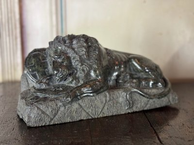 Scultura in marmo verde serpentino, Il leone di Lucerna di Bertel Thorvaldsen 1880 ca.