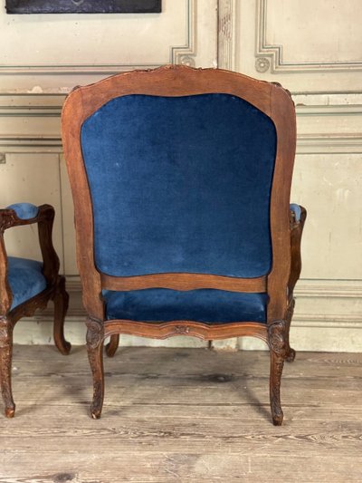Coppia di poltrone Luigi XV in legno di frutto intagliato, inizio XVIII secolo