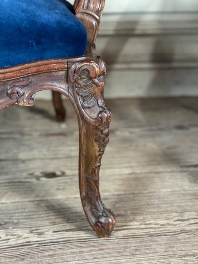 Coppia di poltrone Luigi XV in legno di frutto intagliato, inizio XVIII secolo