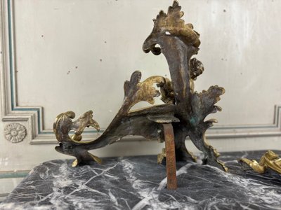 Coppia di chenêts in bronzo dorato e cesellato su modello di Jacques Caffieri, Parigi XIX secolo
